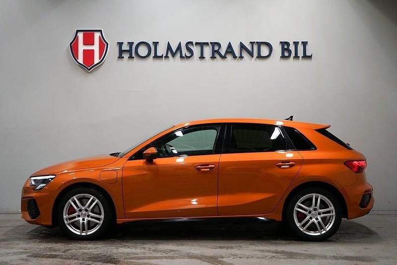 Orange Begagnad 2023 Audi A3 Sportback S-Line Halvkombi | 274 900 kr - Bild 1/4
