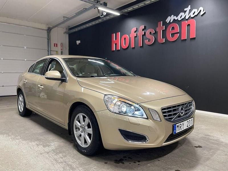 Brun Begagnad 2011 Volvo S60 Momentum Sedan | 89 900 kr (Marknadspris) - Bild 1/4