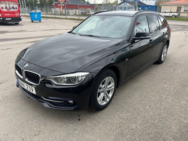 Svart Begagnad 2017 BMW 320 Sport Line Kombi | 129 000 kr (Superpris) - Bild 1/4