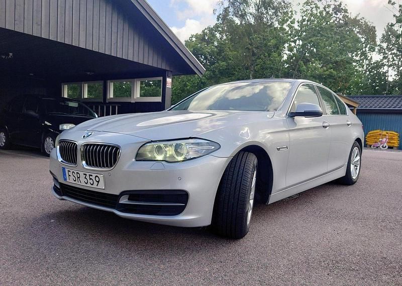 Silver Begagnad 2015 BMW 520 Sedan | 135 000 kr (Bra pris) - Bild 1/4