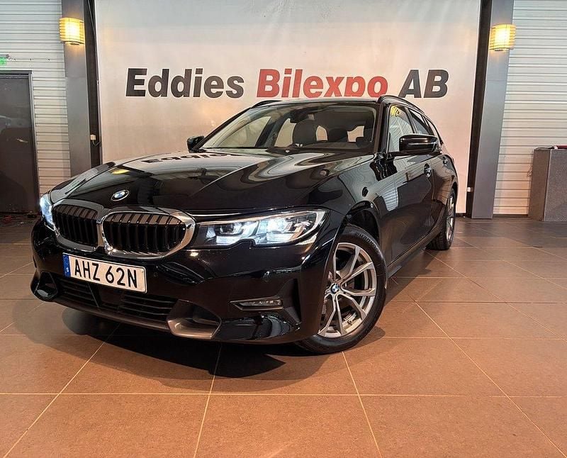 Svart Begagnad 2021 BMW 320 Sport Line Kombi | 299 900 kr (Bra pris) - Bild 1/4