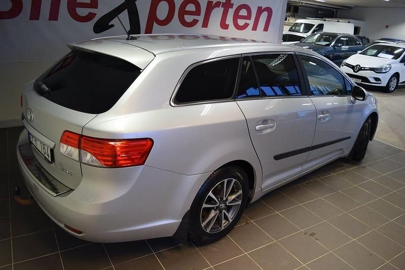 Begagnad Toyota Avensis Business Edition 126 HK (92 kW) 2012 Silver Kombi