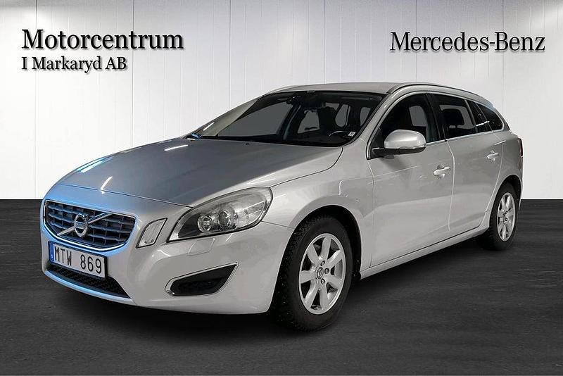 Ljusgrå Begagnad 2012 Volvo V60 Momentum Kombi | 95 000 kr (Marknadspris) - Bild 1/4
