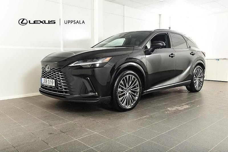 Svart Begagnad 2023 Lexus RX450h+ Luxury Line SUV | 699 900 kr (Bra pris) - Bild 1/4