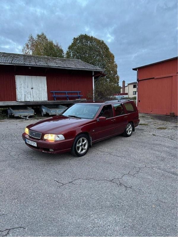 Röd Begagnad 2000 Volvo V70 Standard Kombi | 16 000 kr (Marknadspris) - Bild 1/4