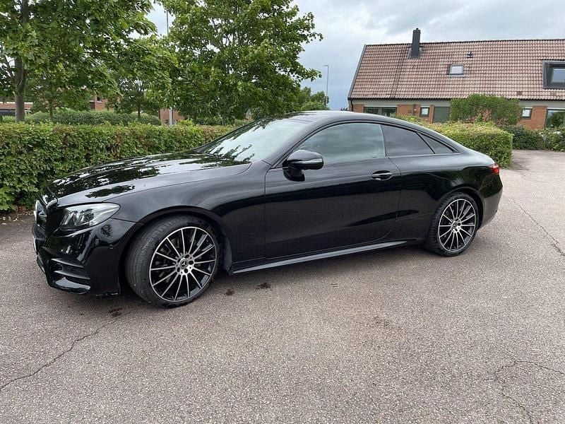 Svart Begagnad 2020 Mercedes E200 AMG line Sportkupé | 385 000 kr (Marknadspris) - Bild 1/4
