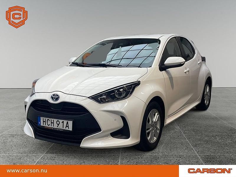 Vit Begagnad 2021 Toyota Yaris Hybrid | 202 900 kr - Bild 1/3
