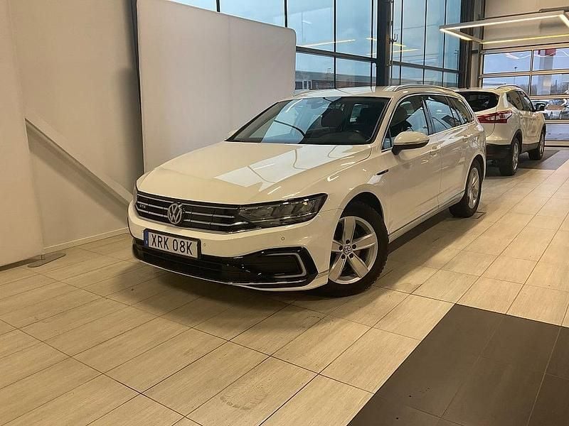 Vit Begagnad 2019 VW Passat GTE Kombi | 229 800 kr (Marknadspris) - Bild 1/4