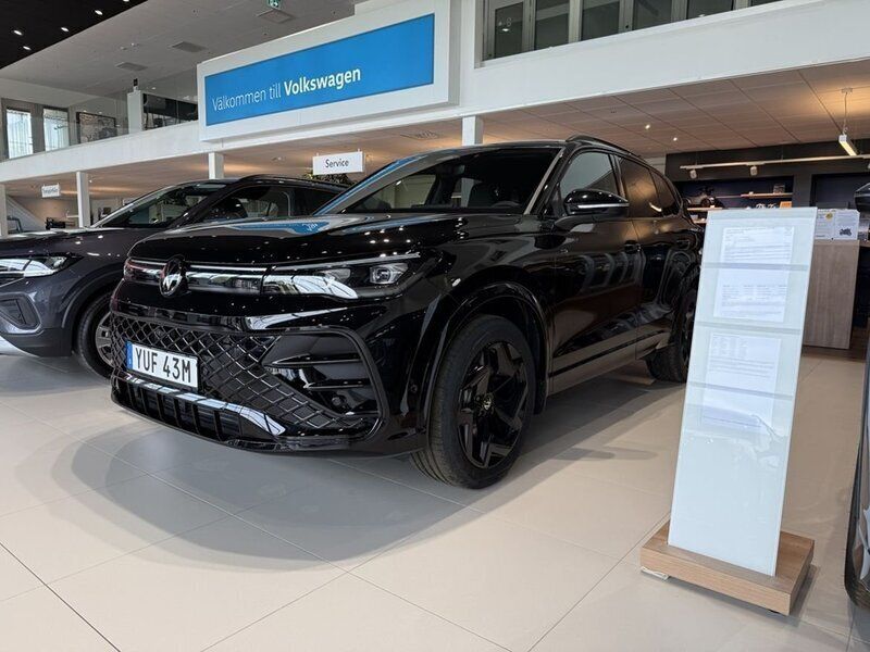 Svart Ny 2025 VW Tiguan R-line SUV | 630 900 kr (Dyr) - Bild 1/4