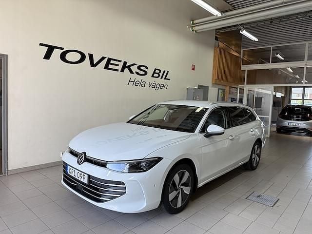 Vit (pure white) Begagnad 2024 VW Passat Business Kombi | 344 900 kr (Marknadspris) - Bild 1/4
