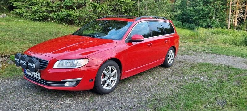 Röd Begagnad 2014 Volvo V70 Momentum Kombi | 69 000 kr (Superpris) - Bild 1/4