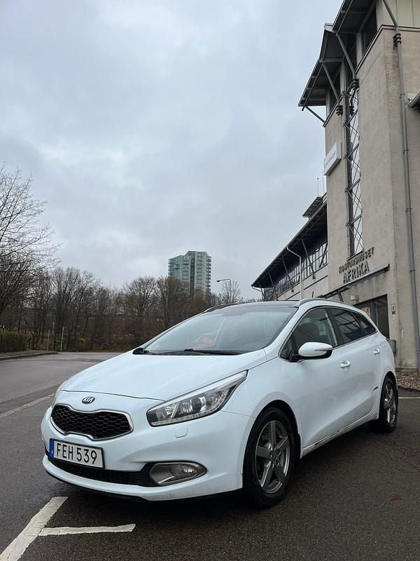 Vit Begagnad 2015 Kia Ceed Sportswagon Kombi | 45 000 kr (Bra pris) - Bild 1/4