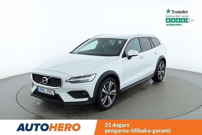 Vit Begagnad 2019 Volvo V60 CC Kombi | 329 000 kr (Marknadspris) - Bild 1/4