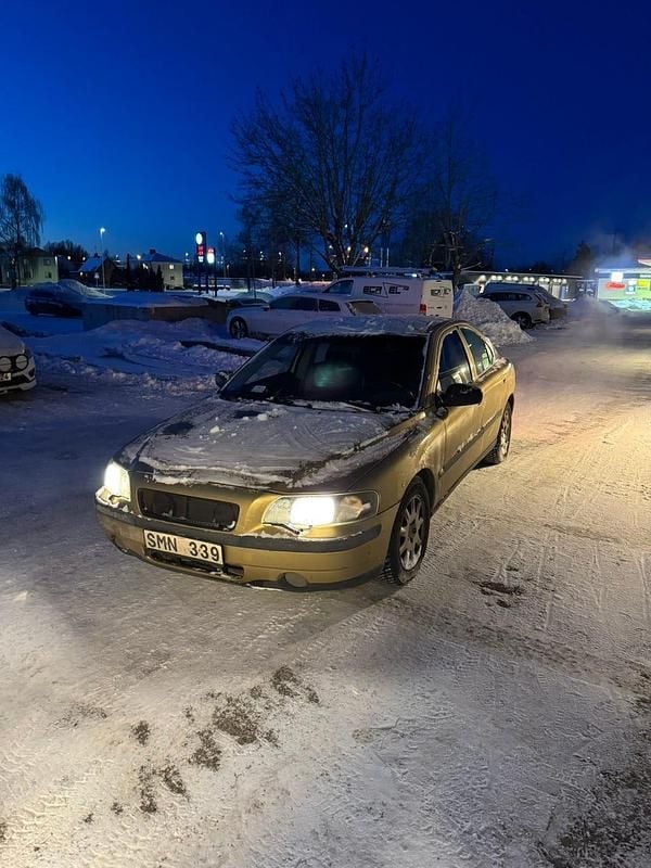 Begagnad 2001 Volvo S60 Sedan | 15 000 kr (Marknadspris) - Bild 1/4