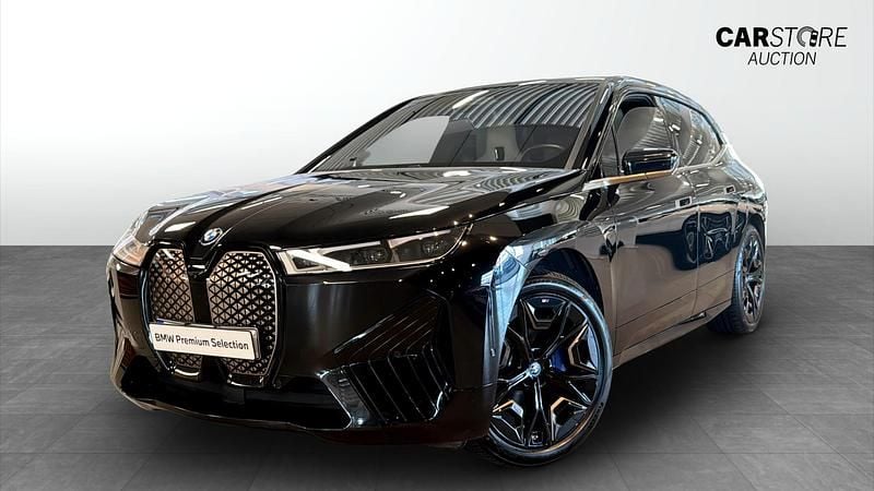 Svart (black) Begagnad 2023 BMW iX Comfort Edition SUV | 738 700 kr (Marknadspris) - Bild 1/4
