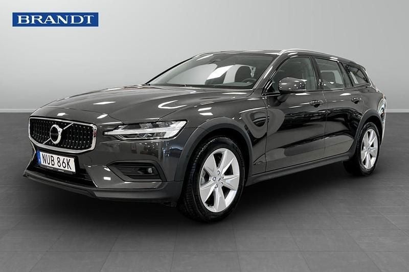 Grå Begagnad 2023 Volvo V60 CC Core Kombi | 379 900 kr (Marknadspris) - Bild 1/4
