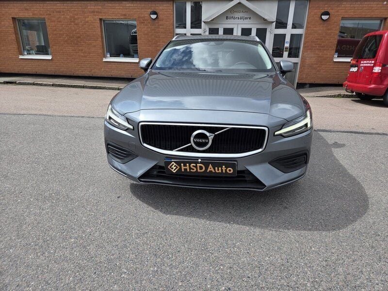 Grå Begagnad 2018 Volvo V60 Momentum Kombi | 265 500 kr (Marknadspris) - Bild 1/4