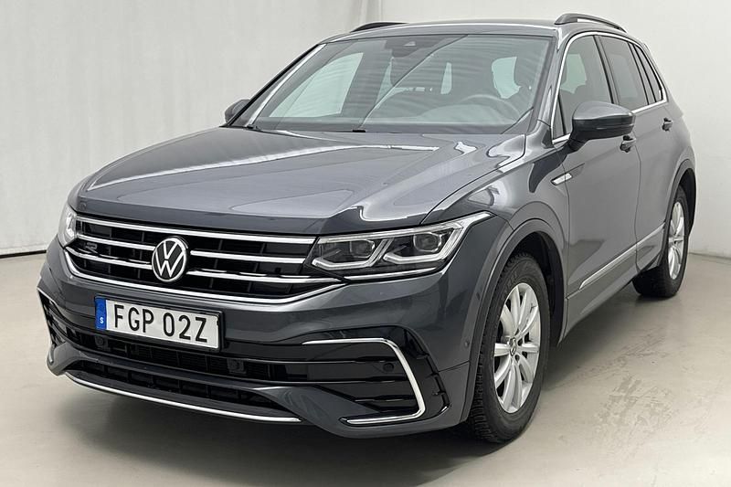 Grå Begagnad 2021 VW Tiguan R-line SUV | 359 900 kr (Lite dyr) - Bild 1/4