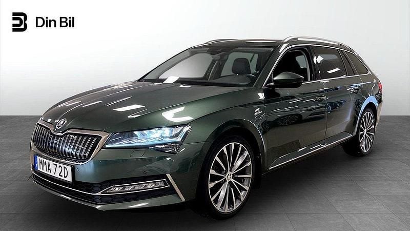 Grön Begagnad 2021 Skoda Superb LAURIN & KLEMENT Kombi | 269 900 kr (Marknadspris) - Bild 1/4