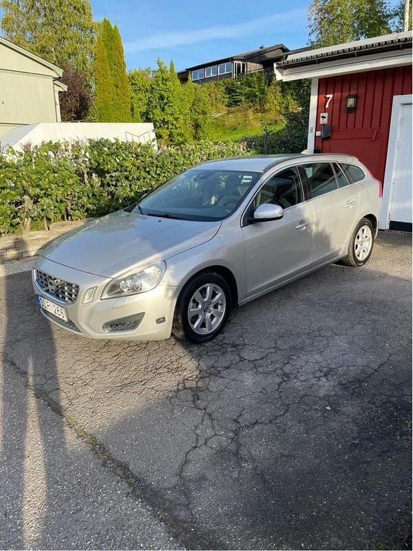 Grå Begagnad 2012 Volvo V60 Momentum Kombi | 65 000 kr (Marknadspris) - Bild 1/4