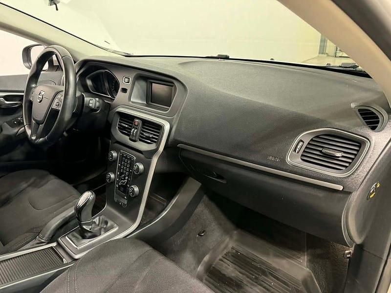 Begagnad Volvo V40 Kinetic 120 HK (88 kW) 2017 Vit Halvkombi