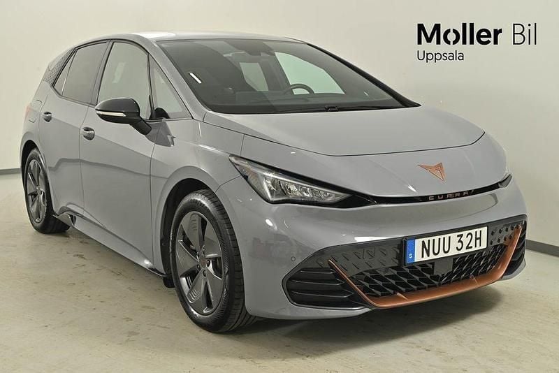 Ljusgrå (vapor grey) Begagnad 2023 Cupra Born Halvkombi | 259 900 kr (Marknadspris) - Bild 1/4