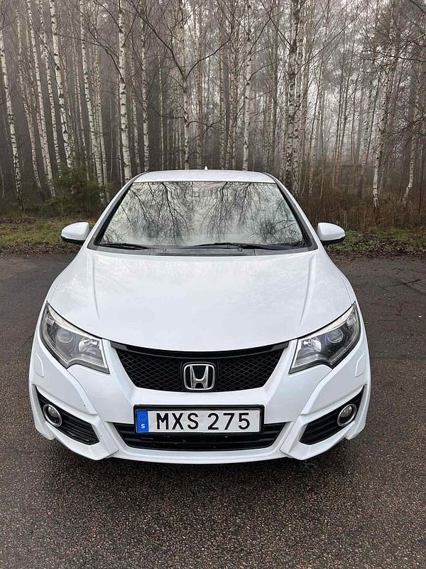 Vit Begagnad 2015 Honda Civic Halvkombi | 119 000 kr (Marknadspris) - Bild 1/4