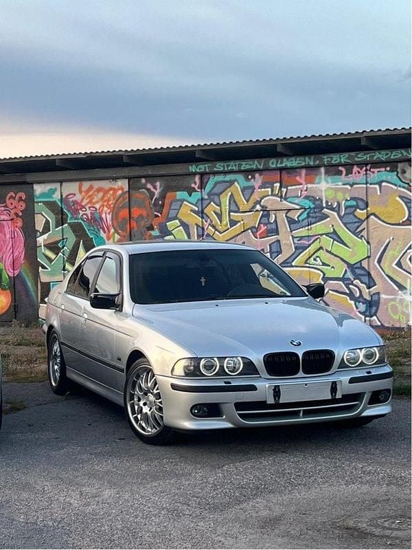 Grå Begagnad 2002 BMW 520 M Sport Sedan | 75 000 kr - Bild 1/4