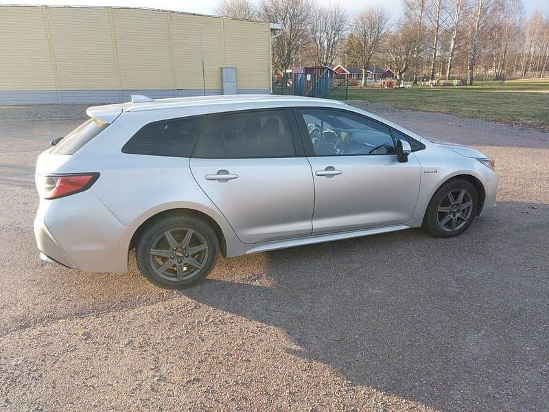 Begagnad Toyota Corolla Style 122 HK (89 kW) 2019 Precious silver. Kombi