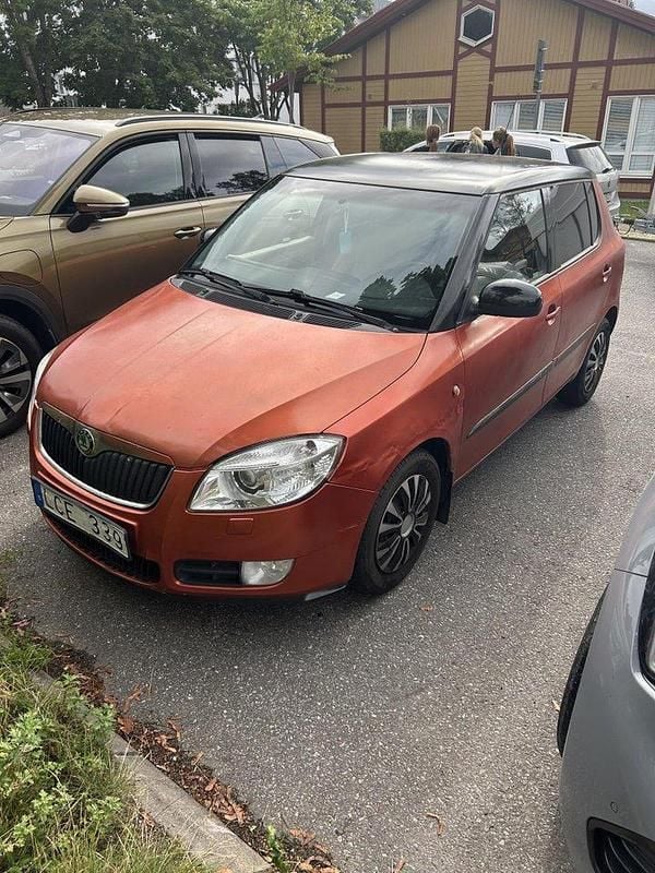 Orange Begagnad 2009 Skoda Fabia Halvkombi | 14 900 kr (Superpris) - Bild 1/4