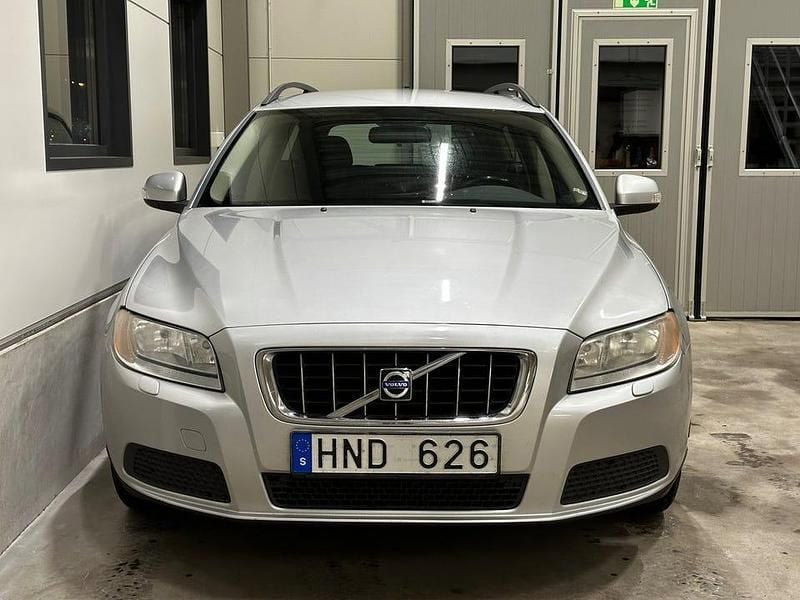 Begagnad Volvo V70 Kinetic 146 HK (107 kW) 2008 Grå Kombi
