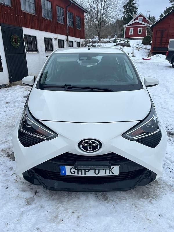 Begagnad Toyota Aygo 72 HK (52 kW) 2020 Vit Halvkombi