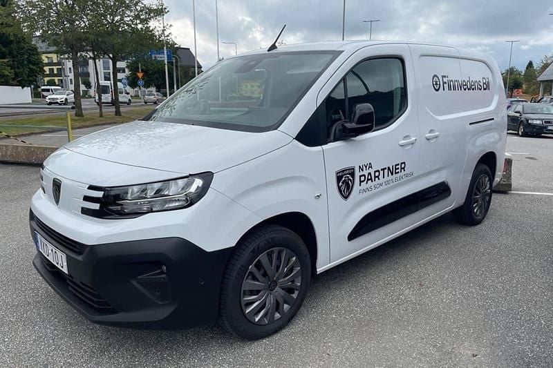 Vit Begagnad 2024 Peugeot Partner Minibuss | 318 750 kr - Bild 1/2