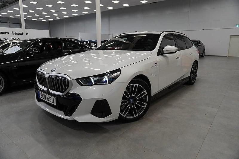 Vit Begagnad 2024 BMW 530e M Sport Kombi | 609 900 kr (Bra pris) - Bild 1/4
