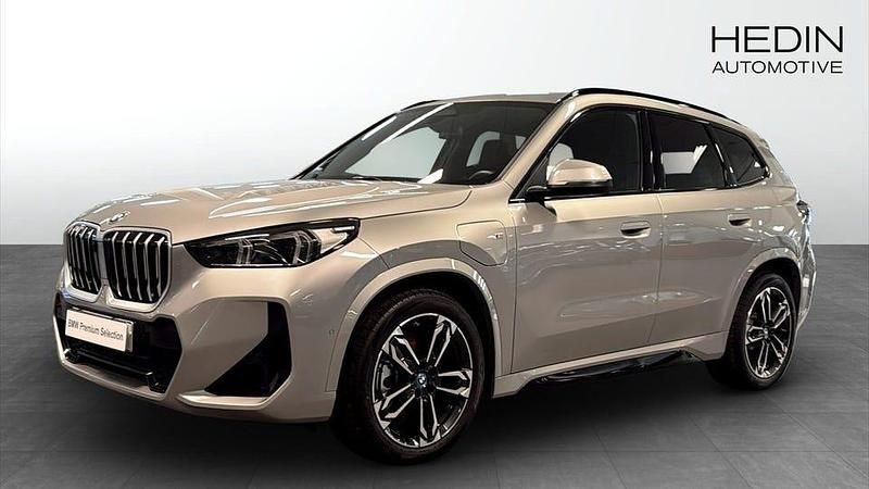 Silver Begagnad 2025 BMW X1 Comfort Edition SUV | 584 700 kr (Dyr) - Bild 1/4