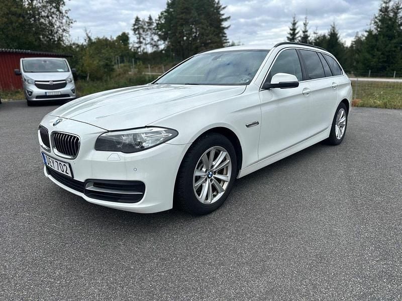 Vit Begagnad 2014 BMW 520 M Sport Kombi | 76 900 kr (Marknadspris) - Bild 1/4
