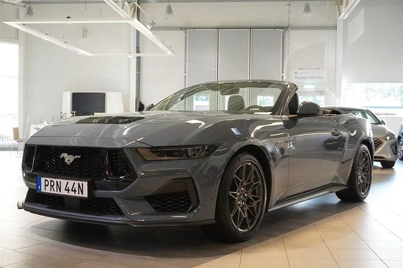 Blå Ny 2025 Ford Mustang GT Convertible Cab | 649 900 kr (Bra pris) - Bild 1/4