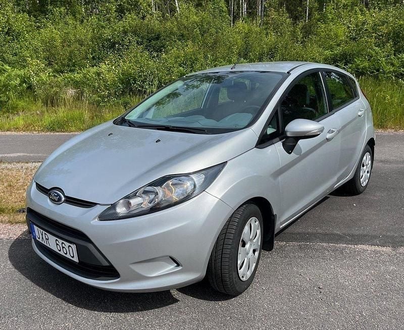 Grå Begagnad 2010 Ford Fiesta Trend Halvkombi | 39 900 kr (Bra pris) - Bild 1/4
