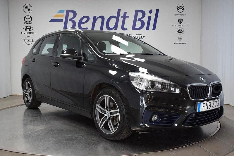 Svart Begagnad 2014 BMW 218 Active Tourer Sport Line Minibuss | 149 500 kr (Marknadspris) - Bild 1/3