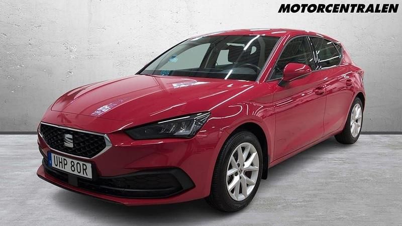 Röd Begagnad 2022 Seat Leon Style Halvkombi | 209 000 kr (Marknadspris) - Bild 1/4