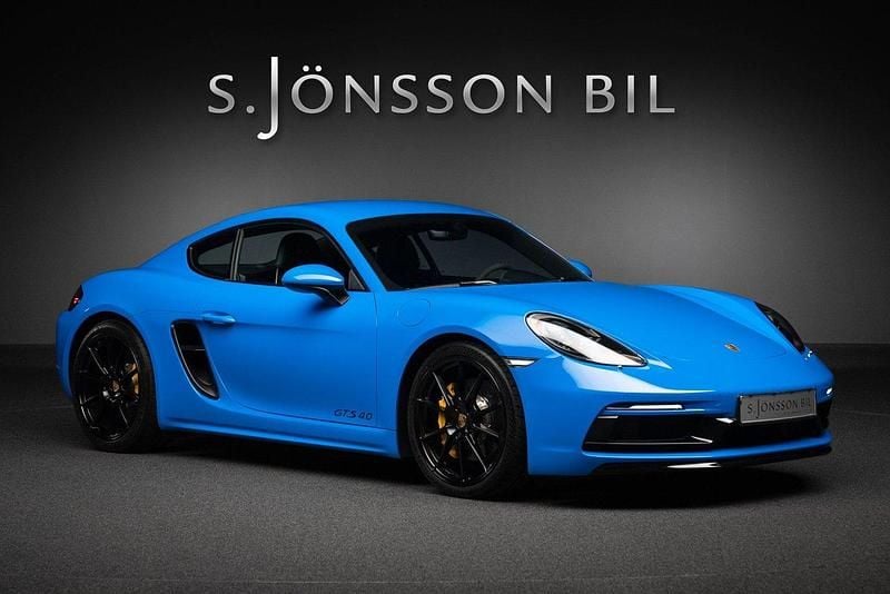 Blå Begagnad 2023 Porsche 718 Cayman GTS Sportkupé | 1 079 000 kr - Bild 1/4