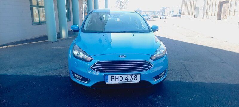 Blå Begagnad 2017 Ford Focus Titanium Kombi | 74 900 kr (Marknadspris) - Bild 1/4