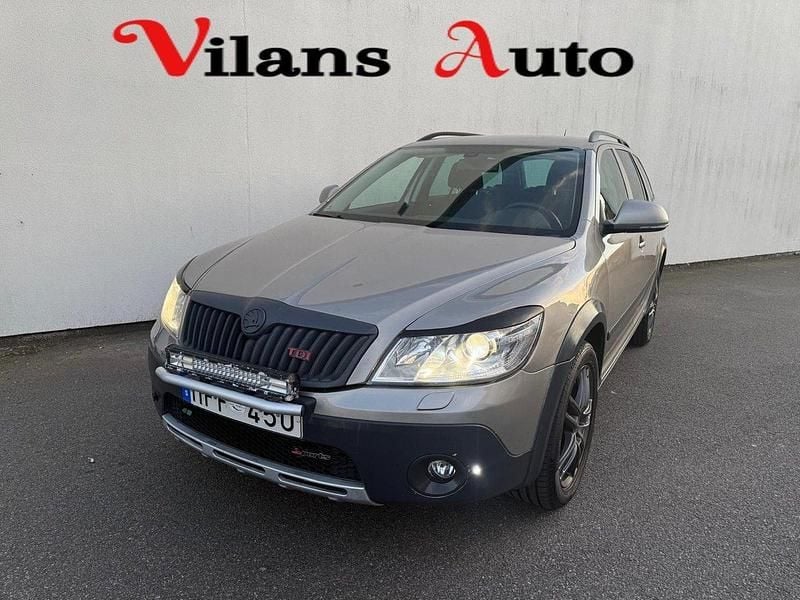 Ljusbrun (brun) Begagnad 2012 Skoda Octavia Scout Kombi | 64 900 kr (Marknadspris) - Bild 1/4