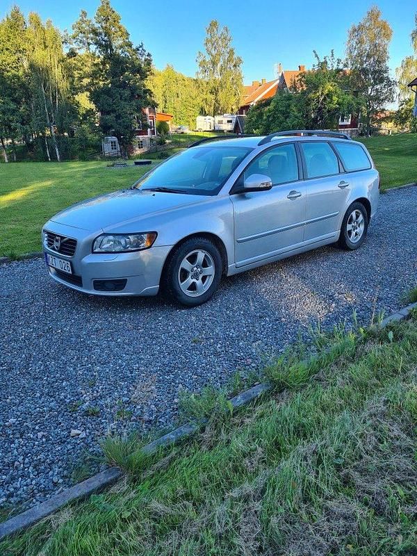 Grå Begagnad 2011 Volvo V50 Momentum Kombi | 26 000 kr (Bra pris) - Bild 1/4