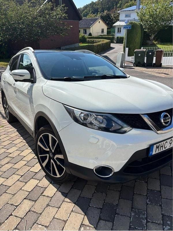 Vit Begagnad 2016 Nissan Qashqai SUV | 119 500 kr (Marknadspris) - Bild 1/4