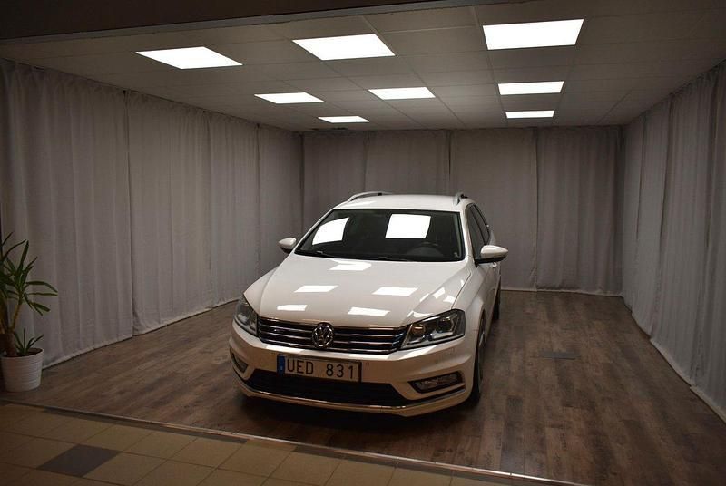 Vit Begagnad 2012 VW Passat R-line Kombi | 109 900 kr (Lite dyr) - Bild 1/4