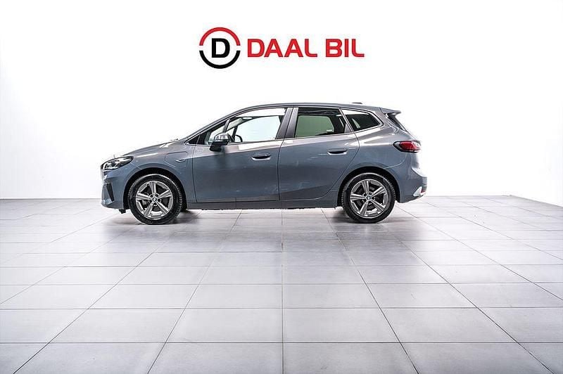 Grå Begagnad 2022 BMW 225 Active Tourer Minibuss | 279 700 kr (Marknadspris) - Bild 1/4