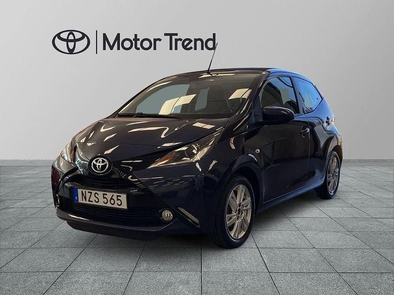 Mörkblå (blå) Begagnad 2015 Toyota Aygo X-wave Halvkombi | 69 000 kr (Marknadspris) - Bild 1/4