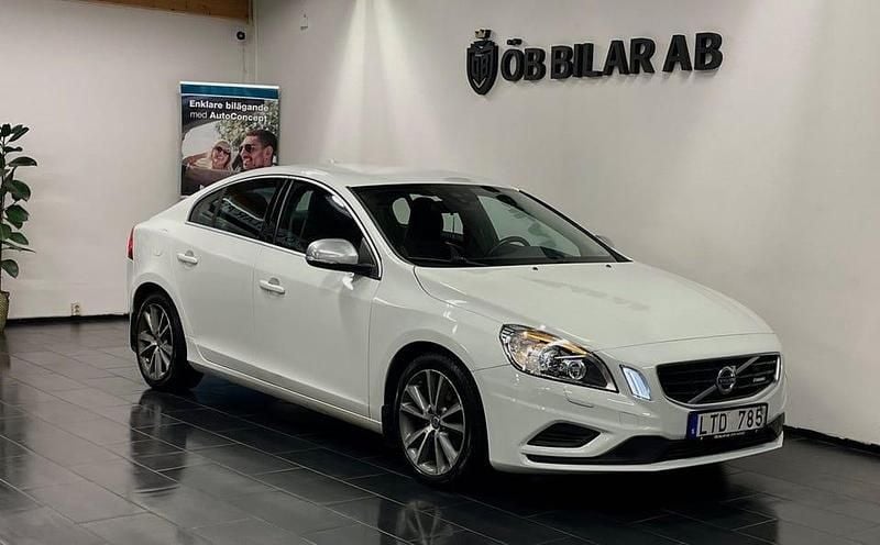 Vit Begagnad 2012 Volvo S60 R-Design Sedan | 99 900 kr (Lite dyr) - Bild 1/4