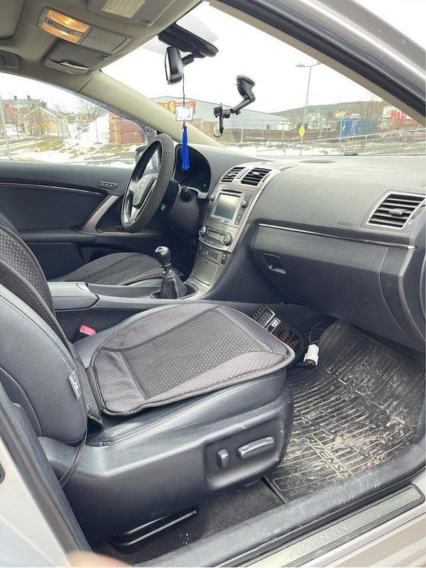 Silver Begagnad 2012 Toyota Avensis Executive Kombi | 68 000 kr (Marknadspris) - Bild 1/4